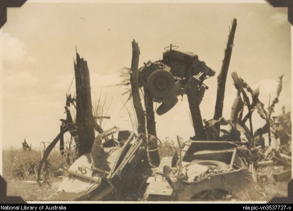 1951年爆發後一輛吉普車被卡在了樹上