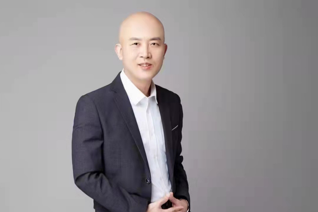 何伊凡(財經媒體人) 何伊凡(財經媒體人)