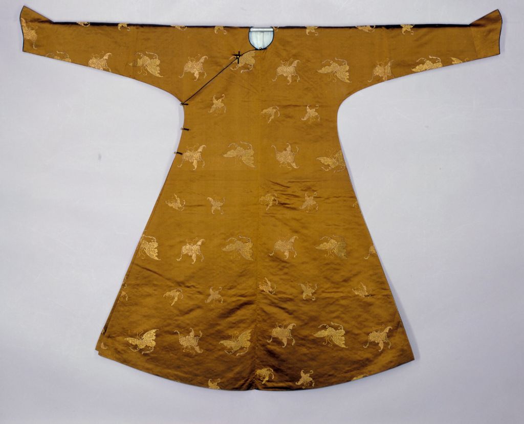 古銅色百蝶紋織金緞綿袍