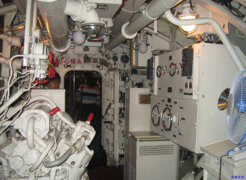 033潛艇副動力機艙，兩台水下低速航行用電動機