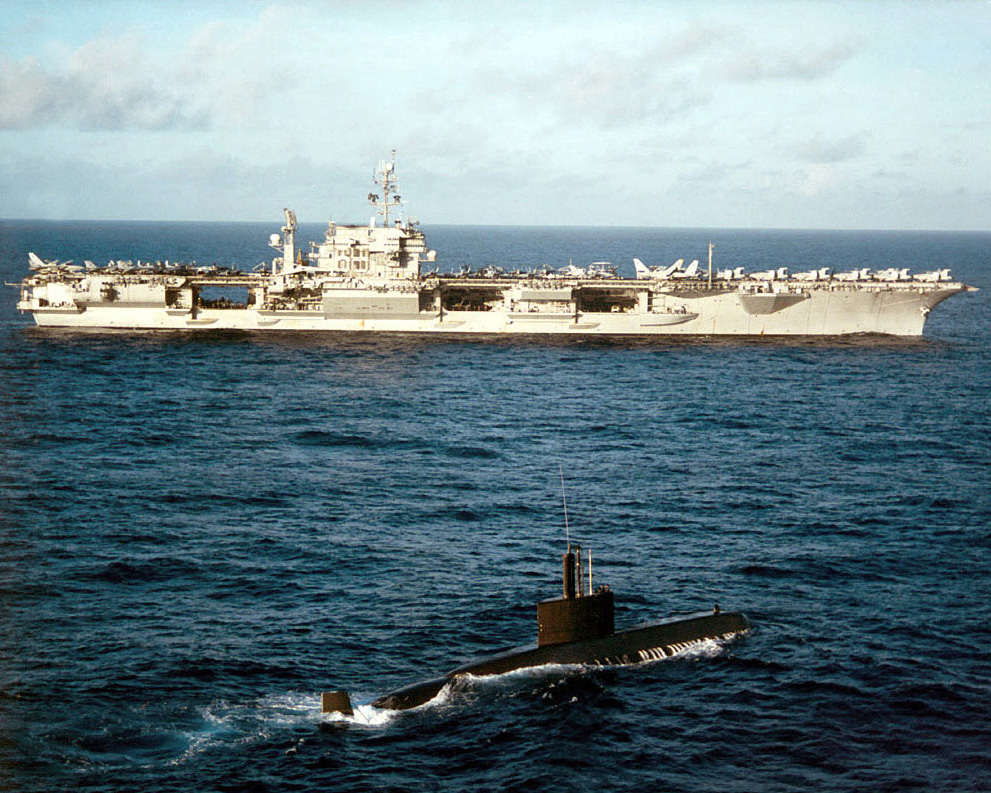 韓國海軍209型潛艇SS063-1996年在太平洋與美國“小鷹”號