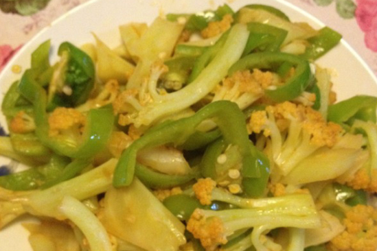 青椒拌菜花 青椒拌菜花