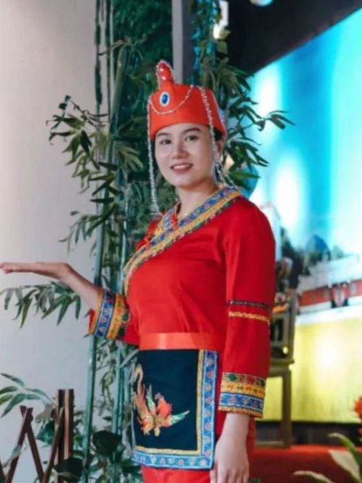 雷春華(第十四屆全國人大代表,宜昌金寶樂器製造有限公司高級整音技師) 雷春華(第十四屆全國人大代表,宜昌金寶樂器製造有限公司高級整音技師)