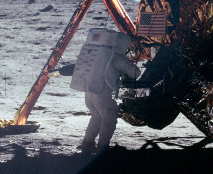 1969年7月，阿姆斯特朗和巴茲·奧爾德林登上月球