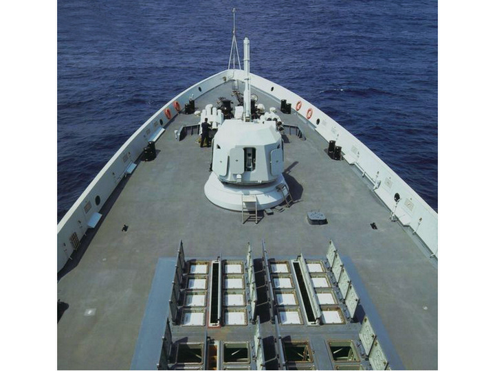 常州號護衛艦前甲板垂直發射系統打開發射蓋