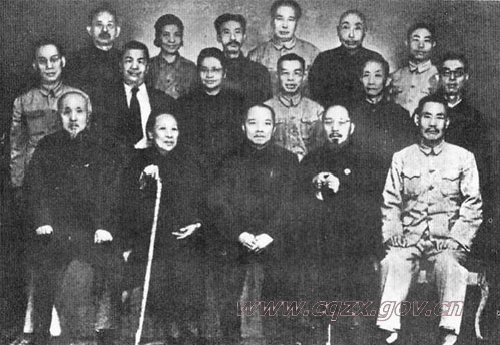 民革代表合影前排左起：李錫九、何香凝