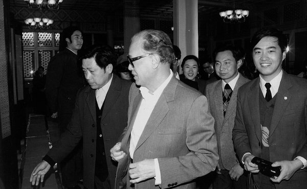 右，1987年和中共中央總書記趙紫陽在一起