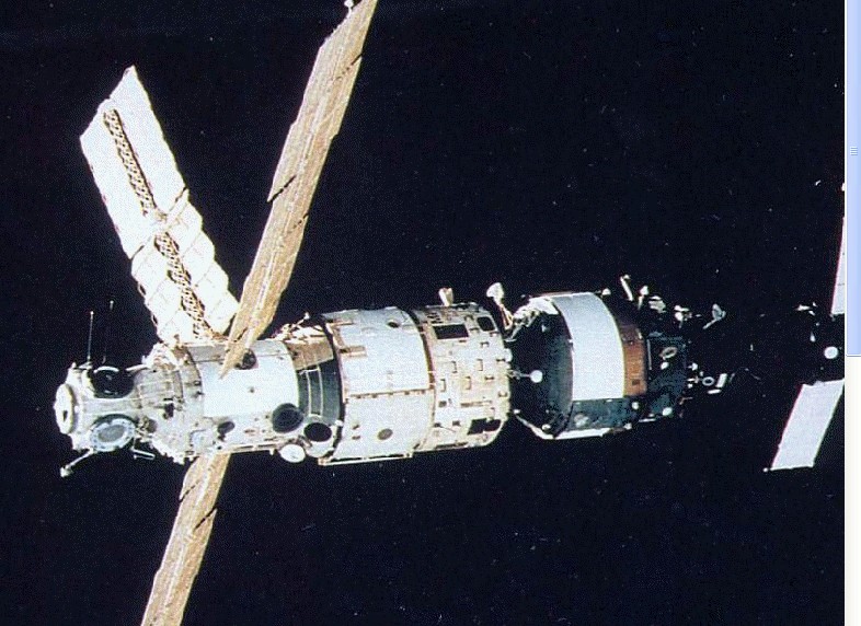 和平號空間站核心艙與聯盟號飛船對接的照片