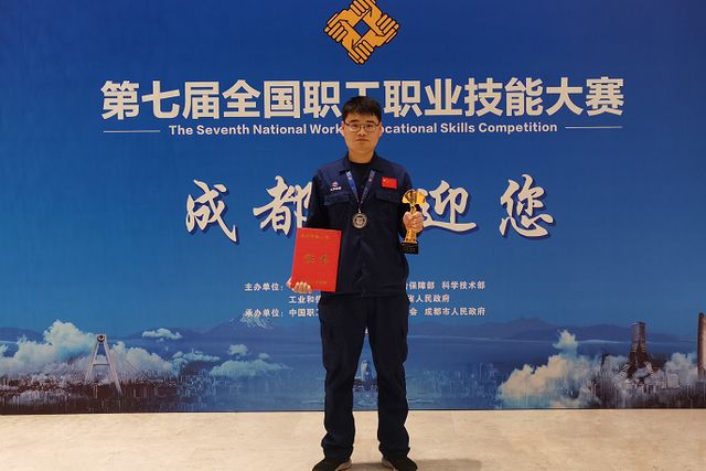 張振山(中國航天科工集團三院二三九廠加工中心操作工) 張振山(中國航天科工集團三院二三九廠加工中心操作工)