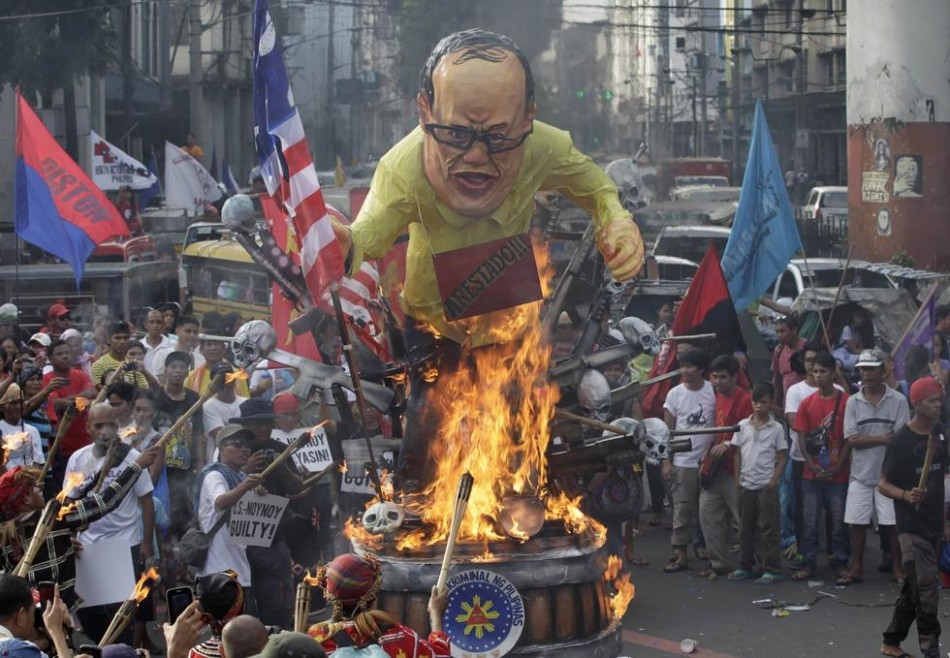 菲律賓民眾焚燒阿基諾肖像抗議政府