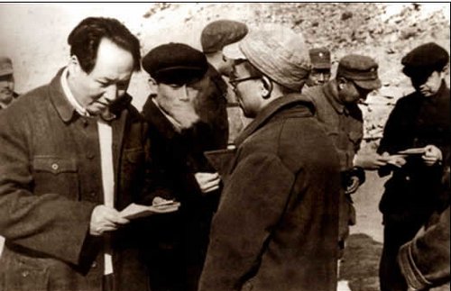 鄧發（前左二）與毛澤東等在延安