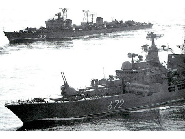 蘇聯驅逐艦雙管艦炮上揚，表示沒有敵意，請求允許無害通過
