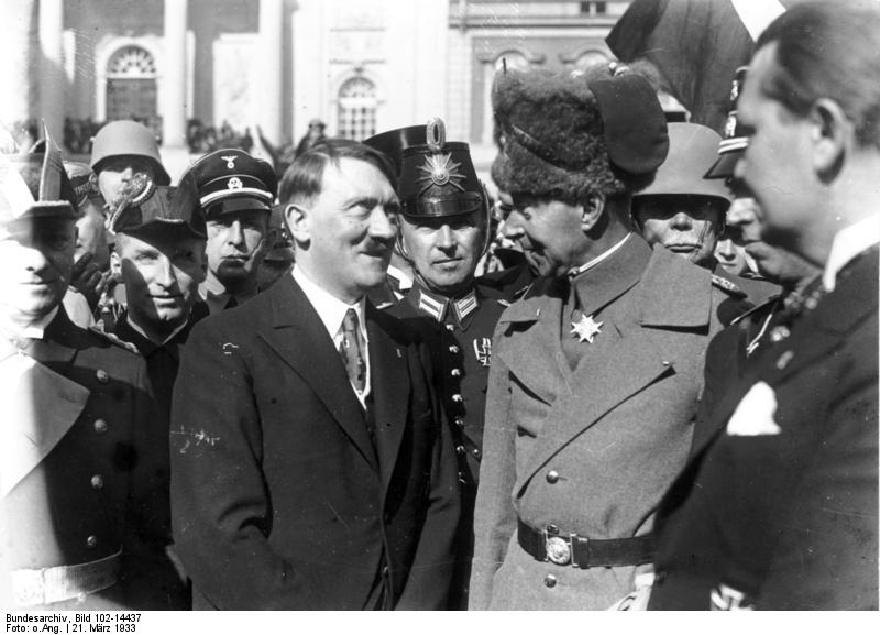 1933年希特勒與威廉皇儲（右）在一起