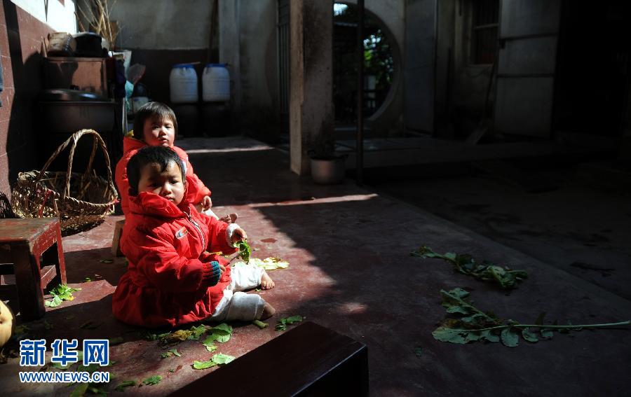 1月13日，紫峰寺里兩名女孩坐在地上。