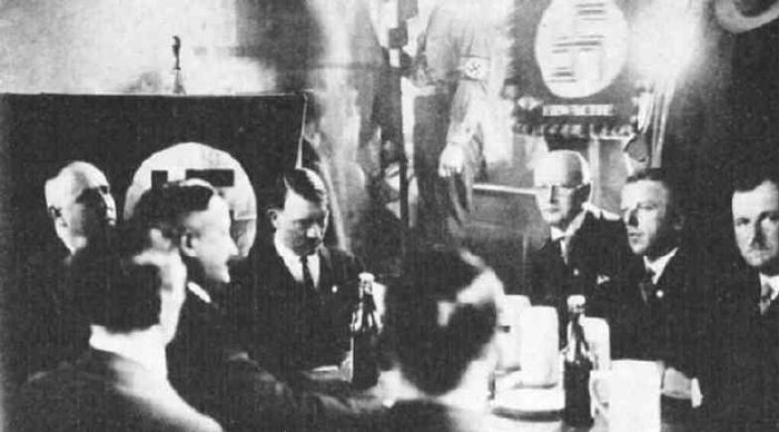 希特勒右邊戴眼鏡的弗朗茲·沙維爾·施瓦茨