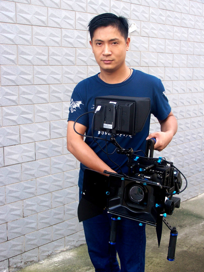 陳劍導演和自己新買的攝像機