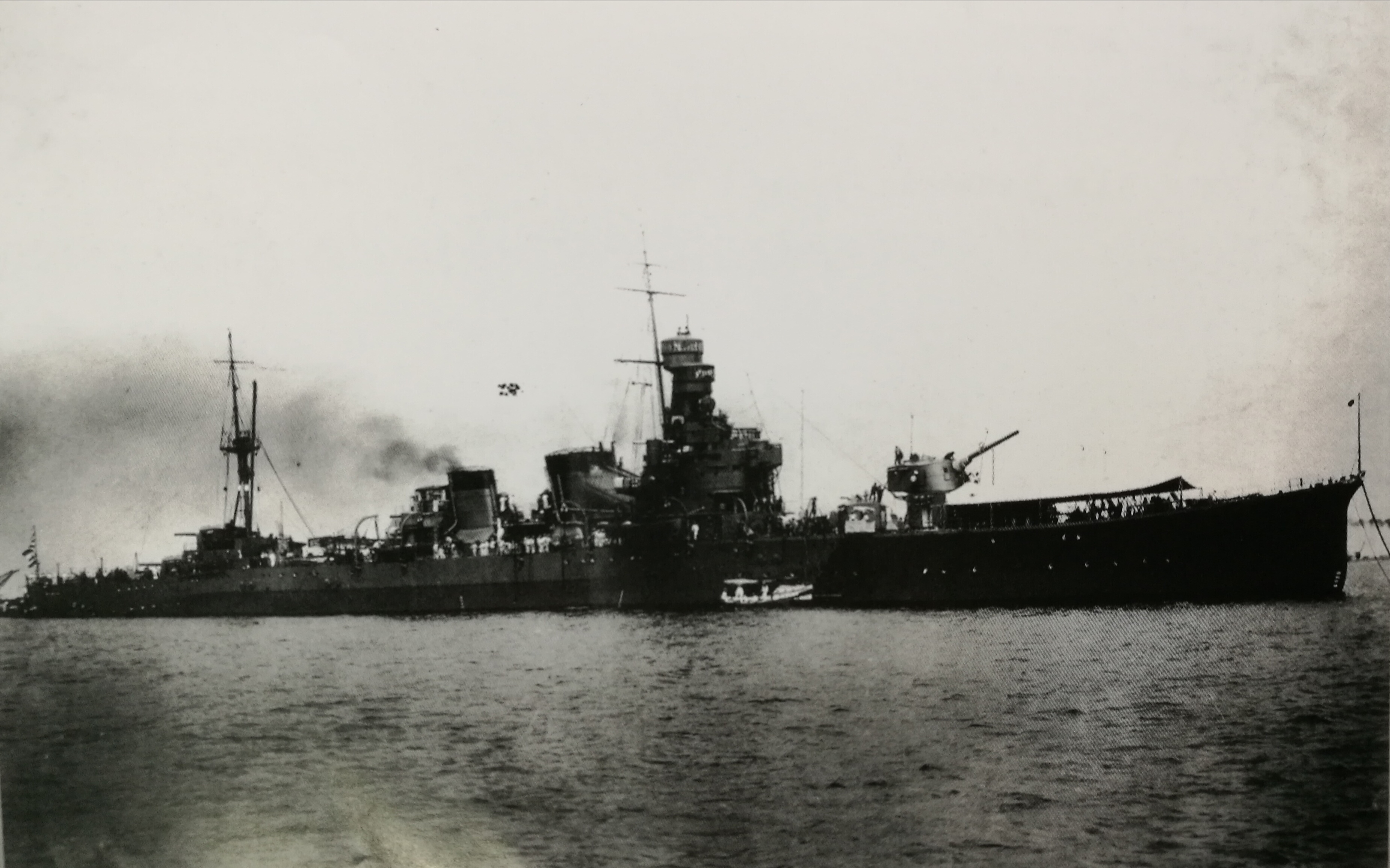 1926年7月21日，竣工次日的加古在神戶進行前往橫須賀的準備