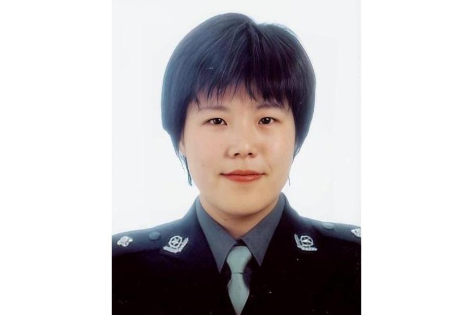韓瑛(天津市公安局大數據實戰中心臨時黨委委員、圖偵技防總隊副總隊長、警務技術三級主任) 韓瑛(天津市公安局大數據實戰中心臨時黨委委員、圖偵技防總隊副總隊長、警務技術三級主任)