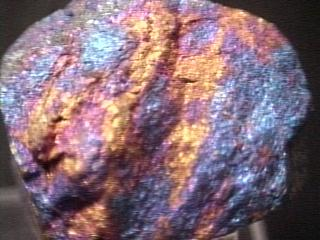 表面氧化的黃銅礦所呈現的錆色