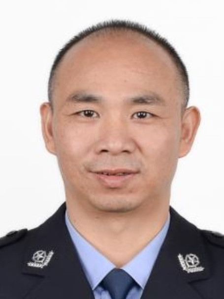 陳佩鋒(浙江省溫州市公安局龍灣區分局黨委委員、科技信息化大隊大隊長(副科長級)、四級高級警長) 陳佩鋒(浙江省溫州市公安局龍灣區分局黨委委員、科技信息化大隊大隊長(副科長級)、四級高級警長)