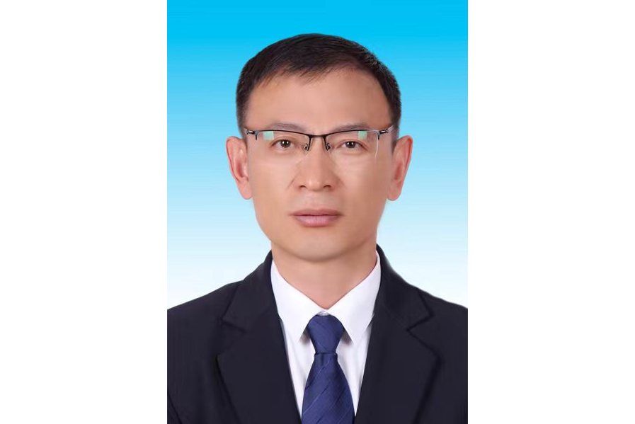 張鑫(內蒙古自治區察哈爾右翼前旗委常委,組織部長) 張鑫(內蒙古自治區察哈爾右翼前旗委常委,組織部長)