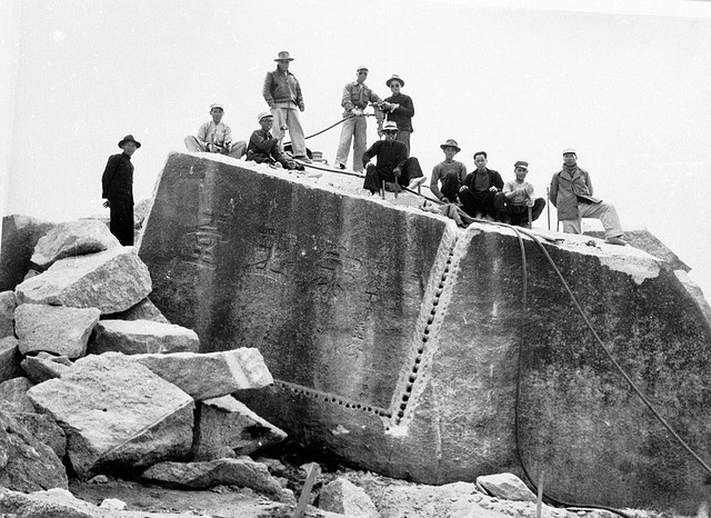 戰後工人由余下殘石切割出現今的宋王臺石碑