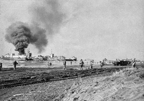 1944年美軍士兵在安濟奧灘頭登入