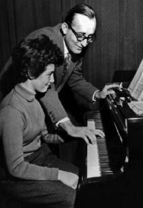 1955年，14歲的阿格里奇向古爾達學琴