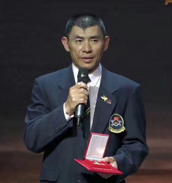 王嚴(中國健身健美隊教練) 王嚴(中國健身健美隊教練)