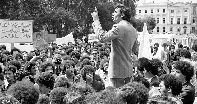 1980年，穆薩·庫薩在英國對支持卡扎菲的民眾講話