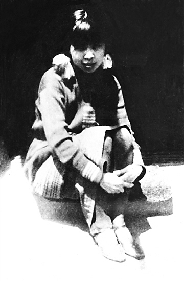 1936年春，蕭紅攝於上海魯迅居所前