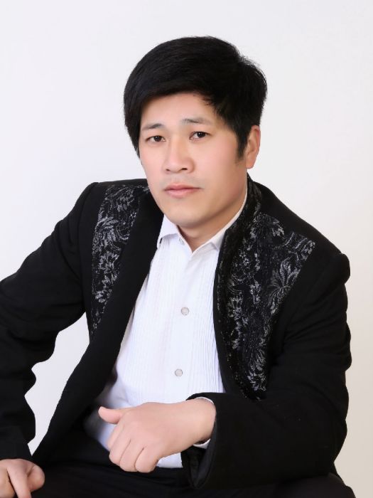 王宏星(中華慈善藝術團青年男高音歌唱家) 王宏星(中華慈善藝術團青年男高音歌唱家)