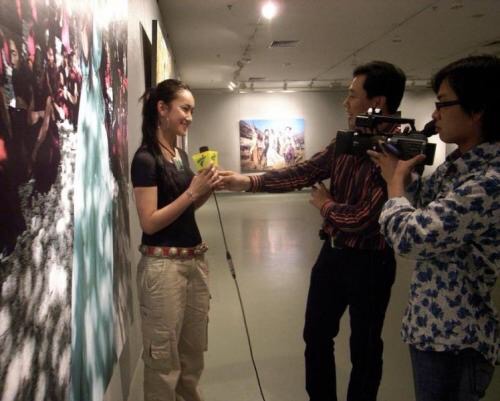 藏族超模仁青卓瑪參加《世界屋脊的眼神》攝影展廣東衛視採訪