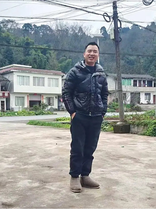 陳秋宏(眉山市洪雅縣槽漁灘鎮興盛社區居民) 陳秋宏(眉山市洪雅縣槽漁灘鎮興盛社區居民)