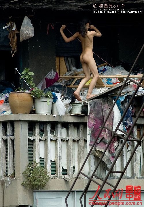 陽台上的裸身女孩