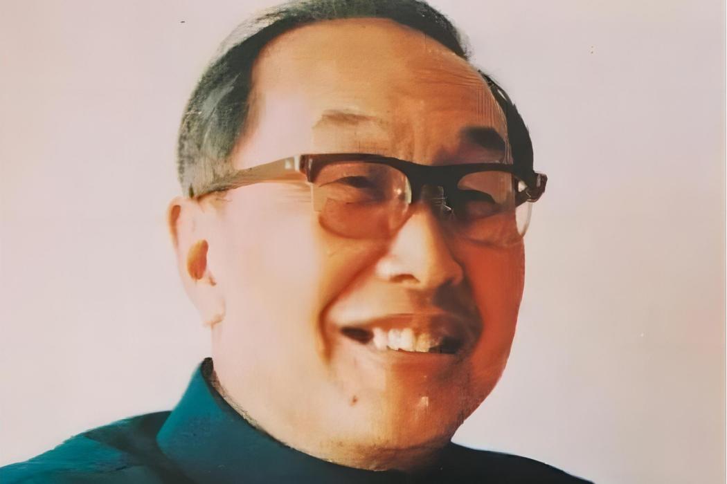 夏雨(雲南日報原總編輯,新華社雲南分社原社長,省記協原主席) 夏雨(雲南日報原總編輯,新華社雲南分社原社長,省記協原主席)