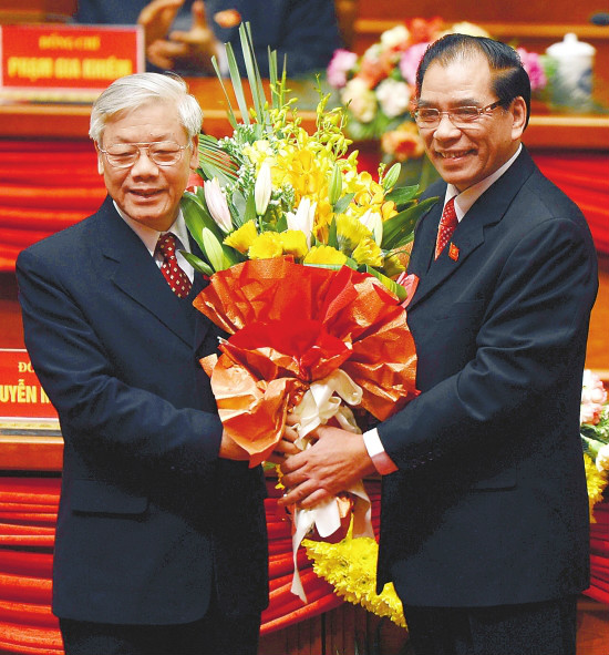 農德孟（右）祝賀阮富仲當選越共中央總書記