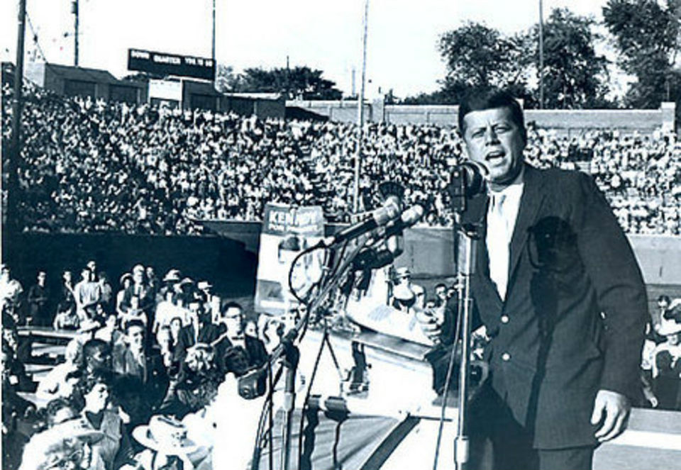 美國總統甘迺迪在阿特伍德體育場發表講話
