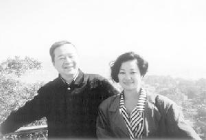 陳自明教授(左)與趙艷芳在一起