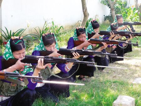 女子民兵在進行射擊訓練