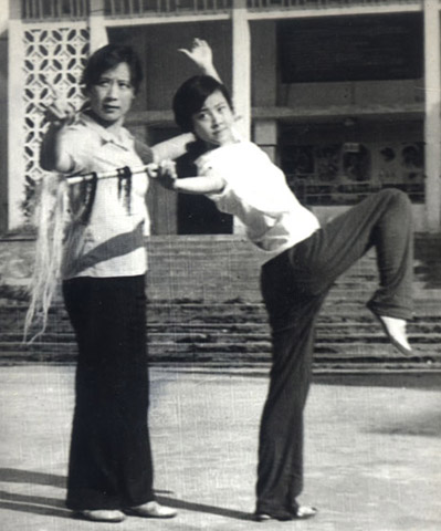 俞珍珠(左)在教授學生
