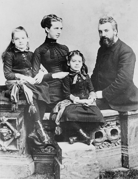 貝爾和他夫人及兩個女兒，1885年