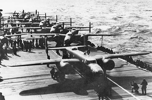 大黃蜂號上準備就緒的B-25轟炸機