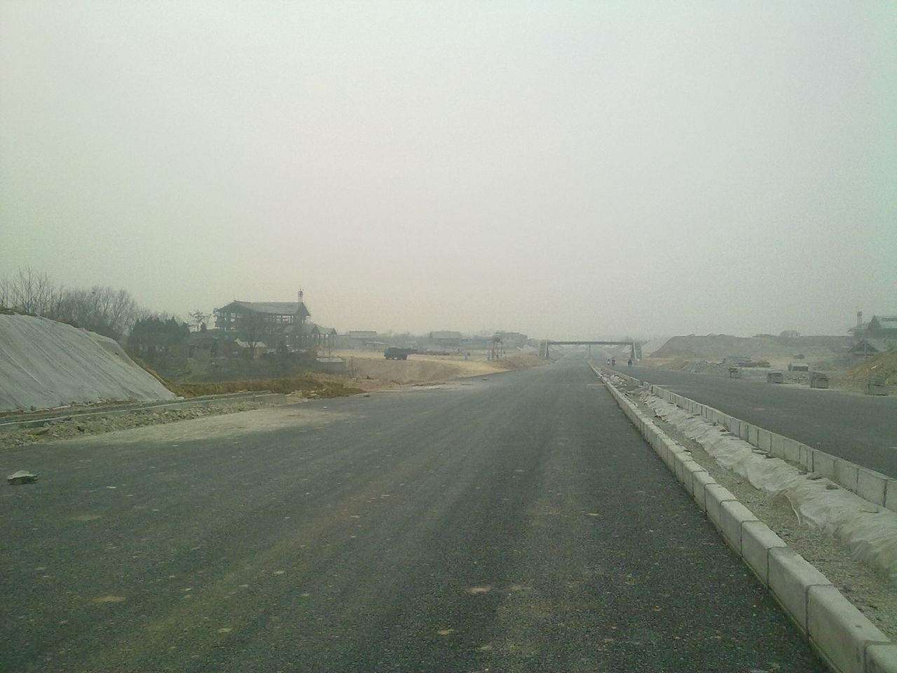 修建中的麻竹高速大隨段應山附近服務區