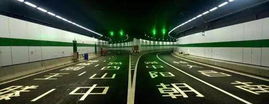 紅谷隧道為內部為雙向四車道