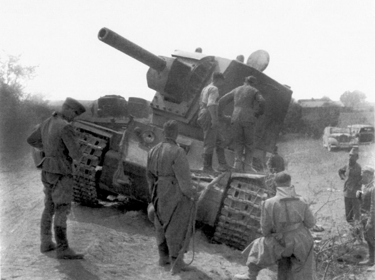 德軍檢查一輛被遺棄的KV-2坦克