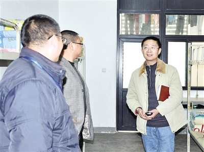 蘭輝（右一）在北川七一職業中學檢查工作