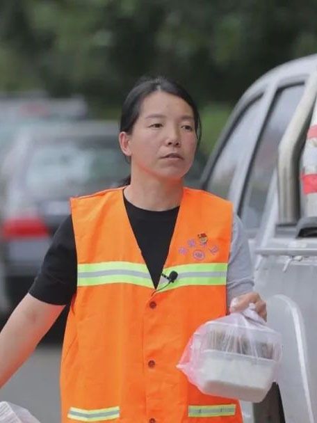 方紅(中共二十大代表,吉林省前郭縣環境衛生管理處清掃二隊副隊長) 方紅(中共二十大代表,吉林省前郭縣環境衛生管理處清掃二隊副隊長)