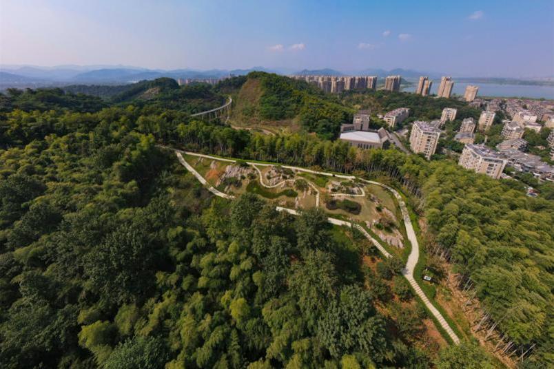 鳳凰山(餘杭區山峰) 鳳凰山(餘杭區山峰)