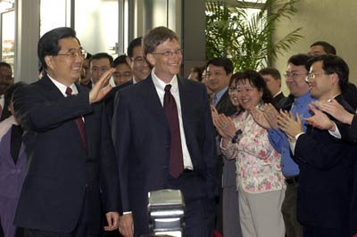 比爾·蓋茨和中國國家主席胡錦濤在一起